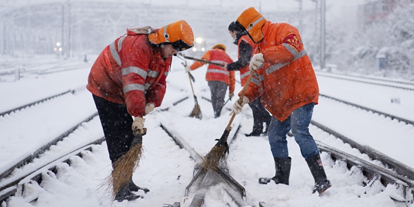 江西九江迎雨雪天气铁路部门全力保障旅客出行（图组）